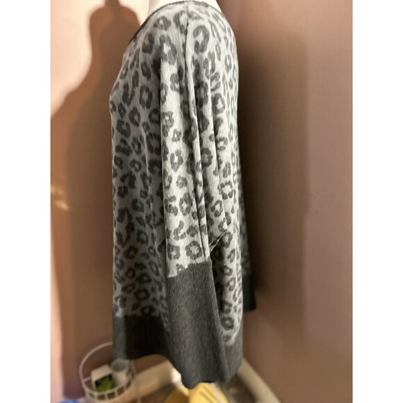 LuLaRoe Tammy Rib Cuff Top Womens 3XL Gray Leopard Sweater Lightweight - Picture 2 of 9